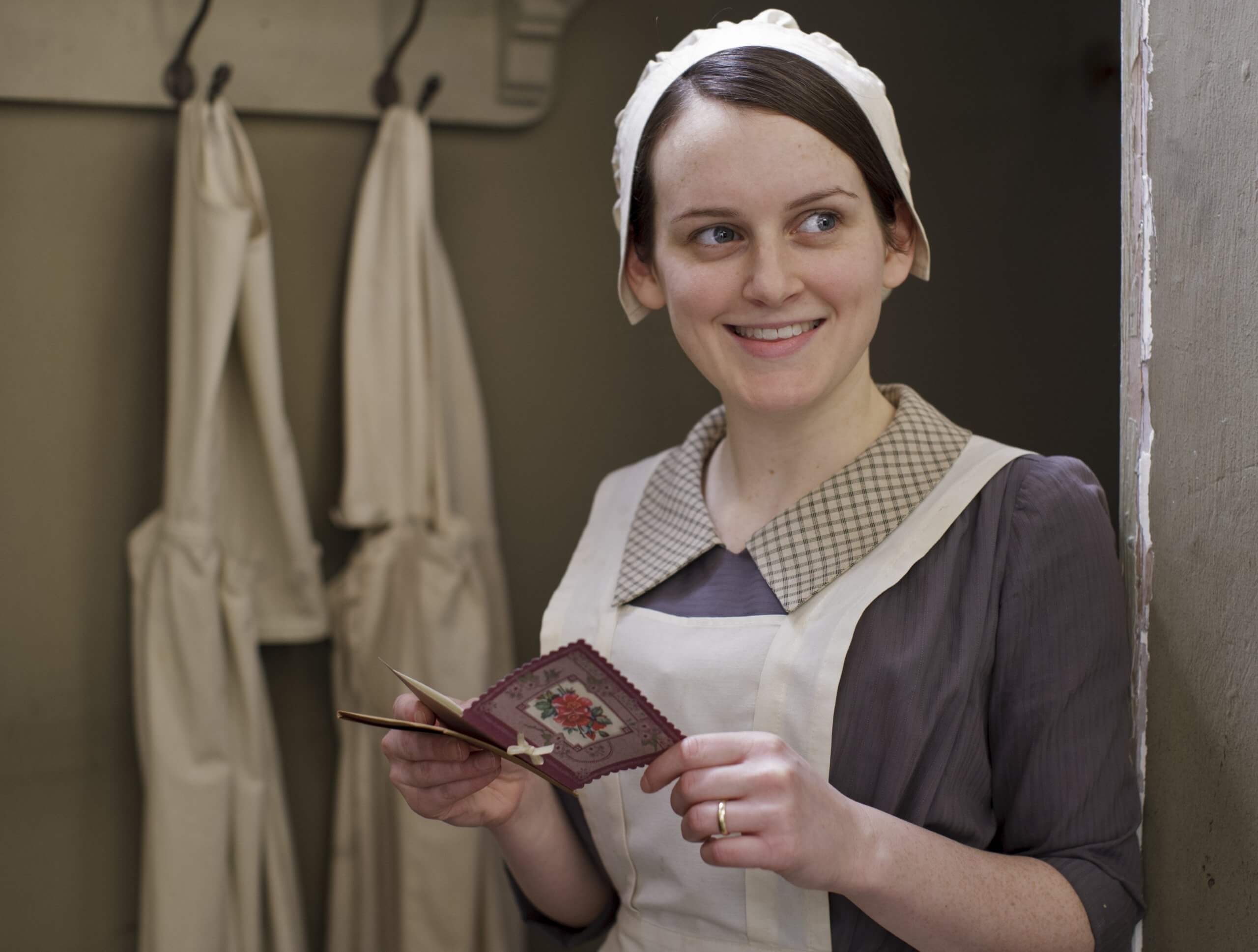 Zo ziet keukenmeisje Daisy uit Downton Abbey er in het echt uit