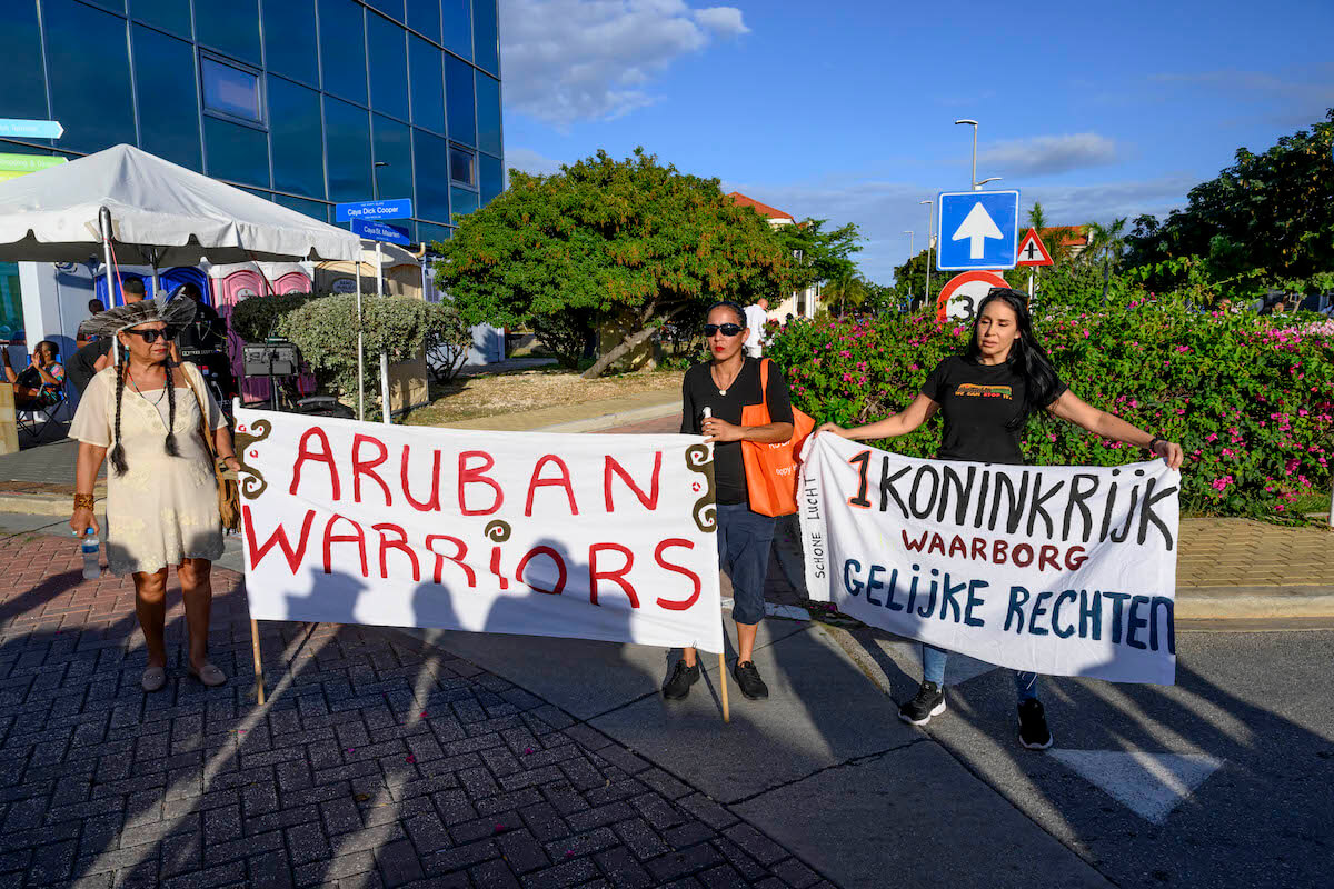 Oranjes in de Cariben: keuvelen, cultuur, en controverse op Aruba